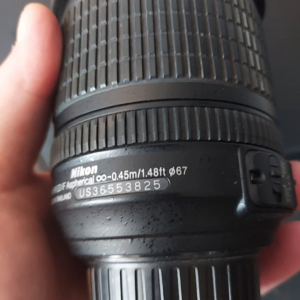Nikon AF-S DX Nikkor 18-105mm f/3.5-5.6G ED VR Lens with HB-32 Hood